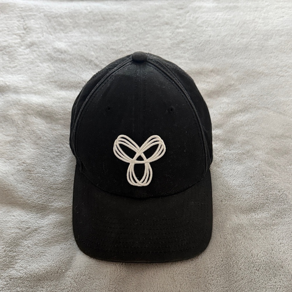 Aritzia TNA black snap back